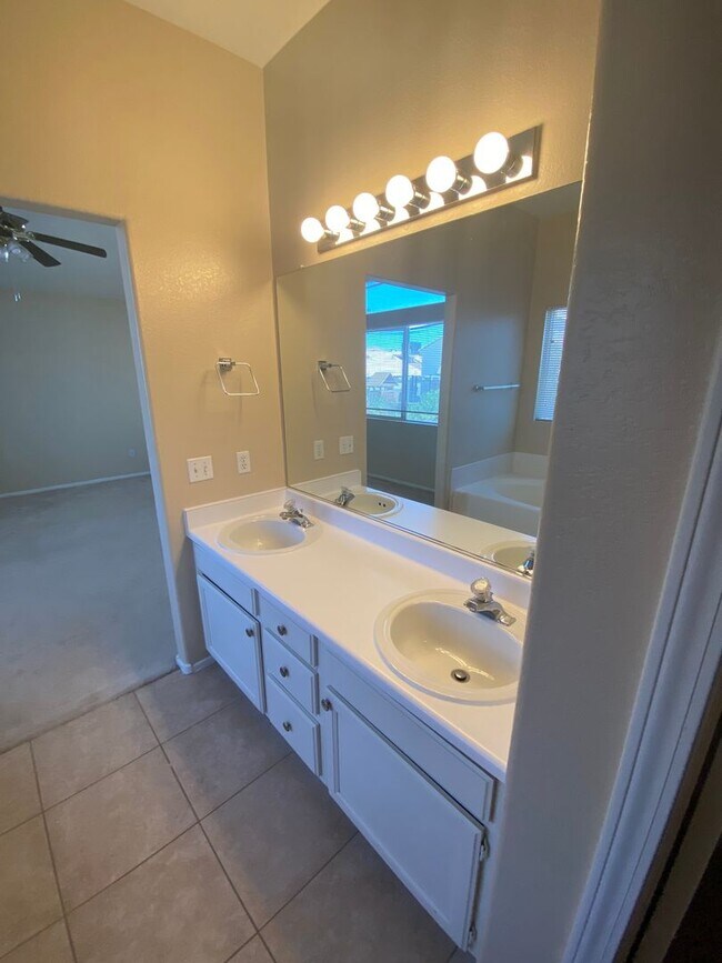Building Photo - Wonderful 4 bed/2.5 bath home located in W...