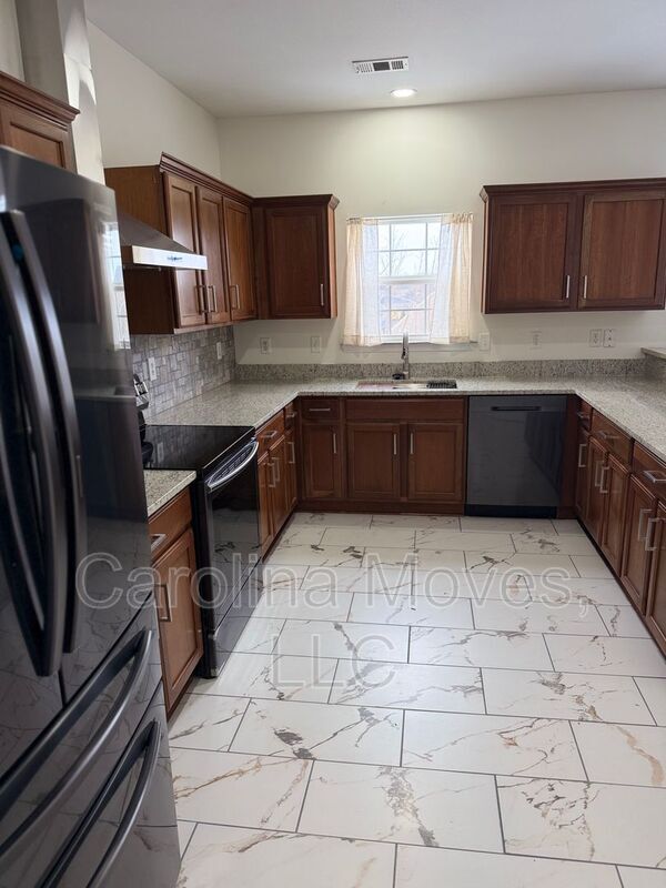 Building Photo - 223 Collingwood Ln