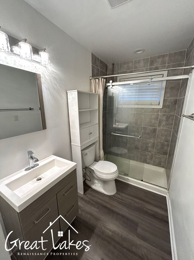 Building Photo - Beautiful 2 Bedroom 1 Bathroom now availab...