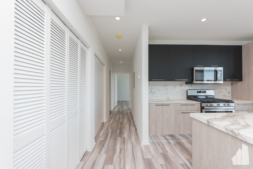 Building Photo - 2534 W Fullerton Ave