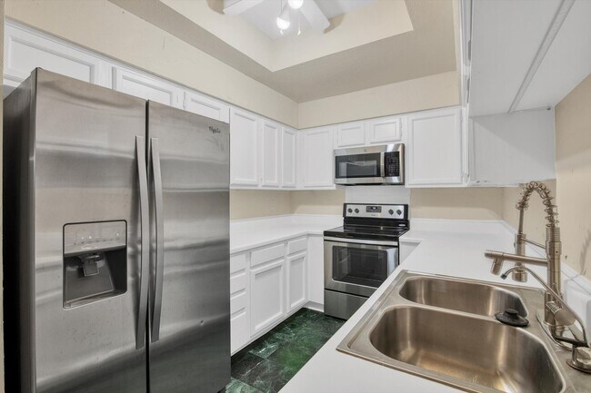 Building Photo - 7447 Cambridge St