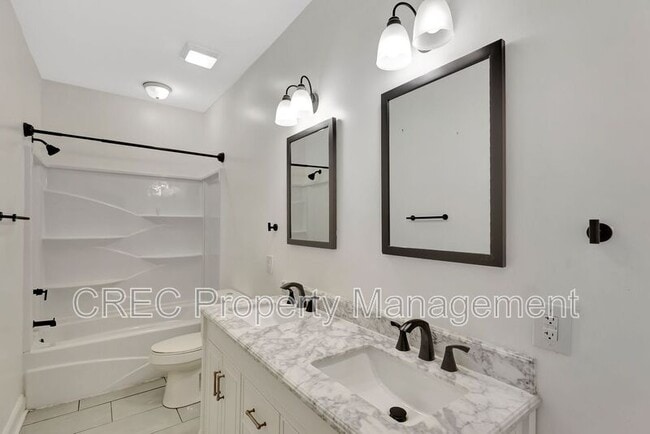 Building Photo - 2703 E Surrey Dr