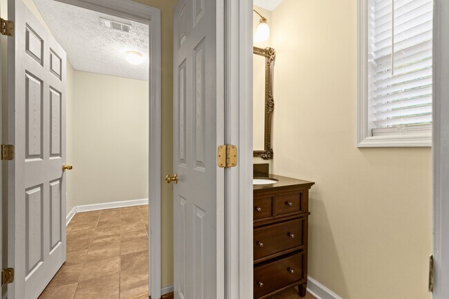 Building Photo - 359 Estate Ave