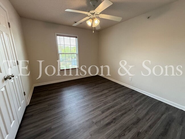 Building Photo - Lovely 2 Bedroom Condo Off Hwy 150