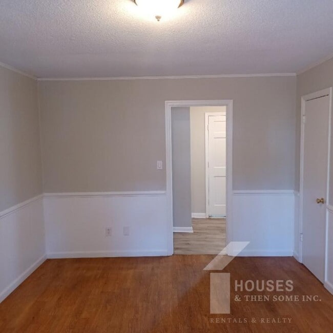 Building Photo - 218 Singing Woods Ln