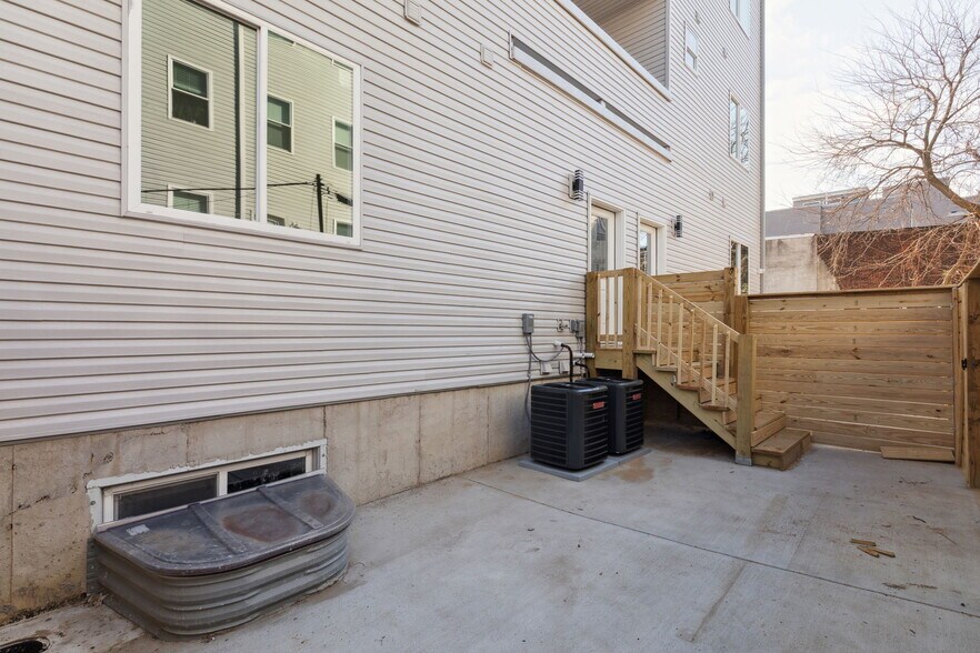 Building Photo - 2550 N Hope St
