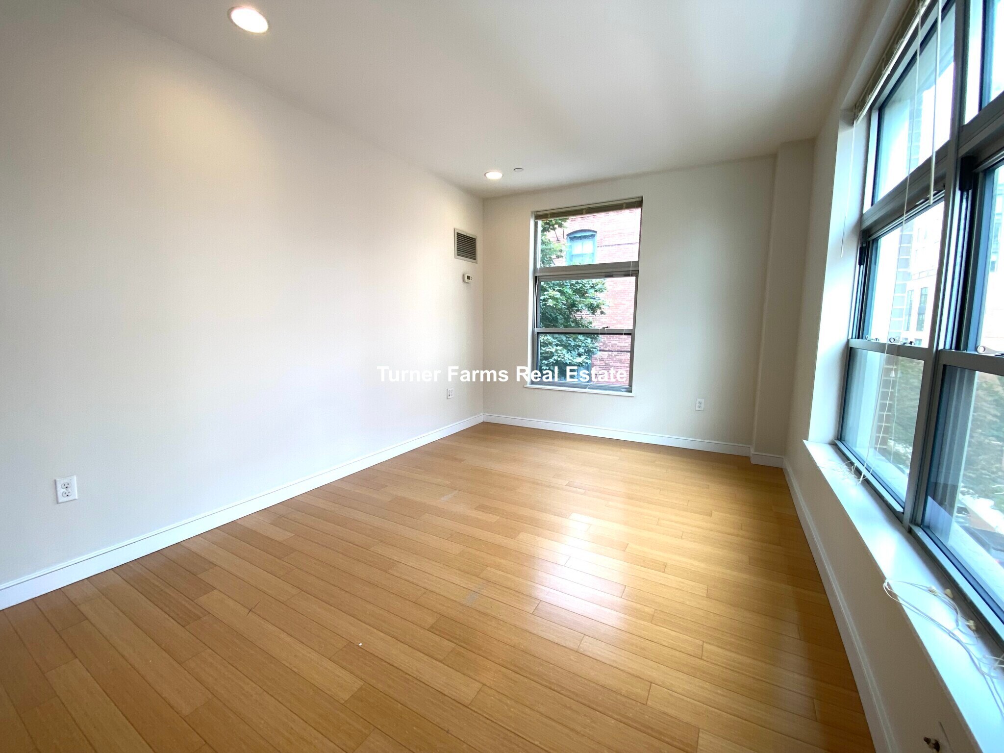 Building Photo - 609 Albany St