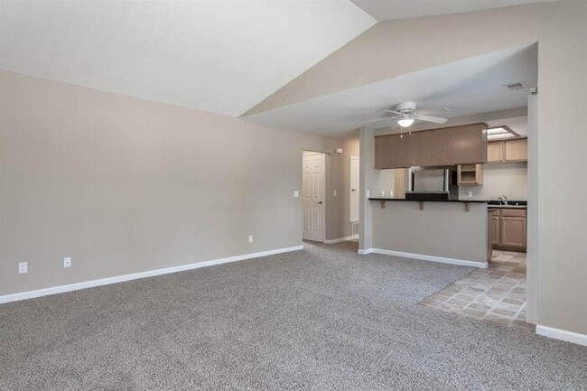 Building Photo - Modesto 2 Bedroom 2 Bath Condo "Parkview V...