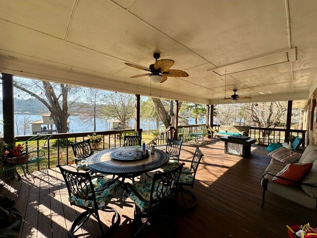 Building Photo - Stunning, fully furnished 3-bedroom, 2-bath lakefront home on Lake Palestine!