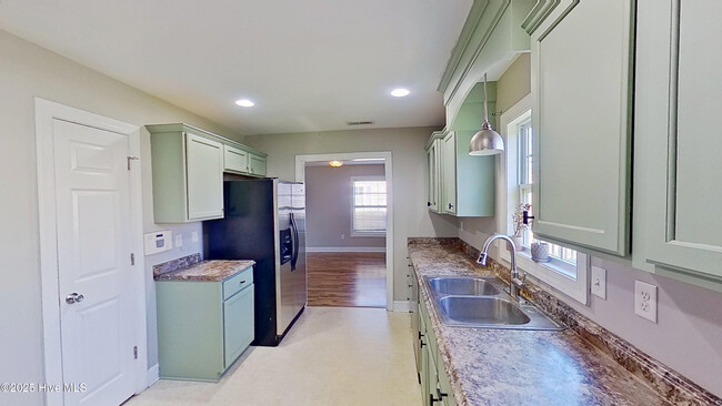Building Photo - 209 Oak Ridge Ln