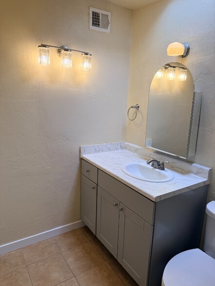 Building Photo - 755 E Holaway Dr