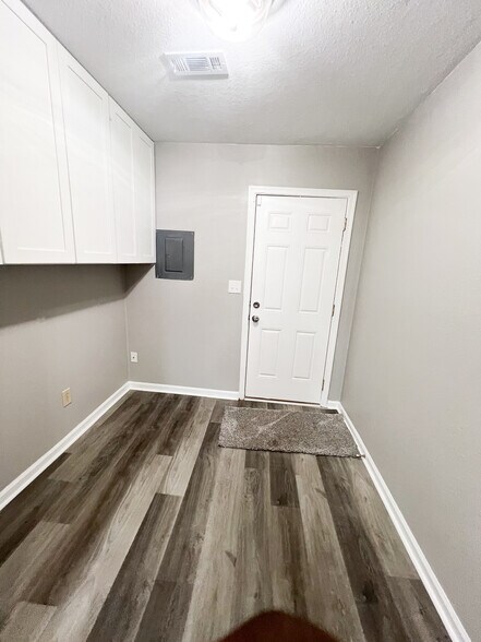 Building Photo - 6021 Camellia Dr