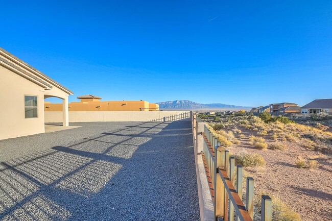 Building Photo - Beautiful Mariposa Home