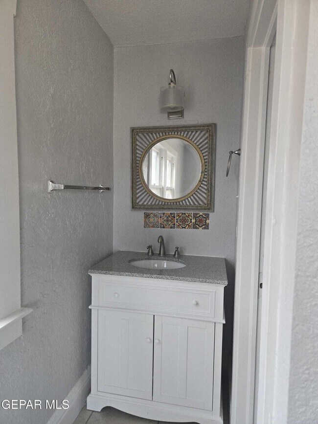 Building Photo - 515 W Missouri Ave