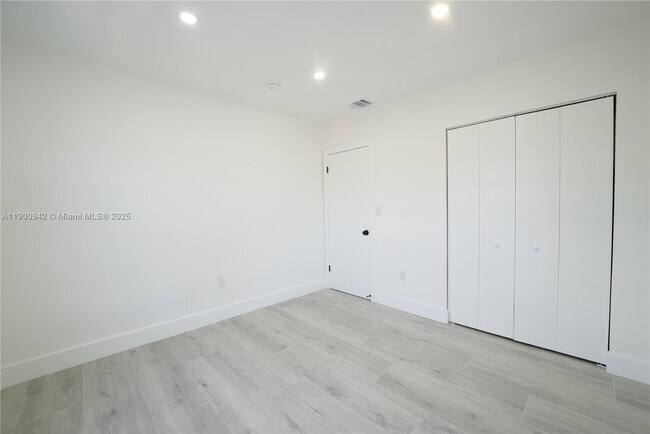 Building Photo - 1022 E 18th St