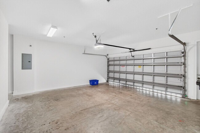 Building Photo - 4 BEDROOMS 3.5 BATHROOMS!! GATED COMMUNITY