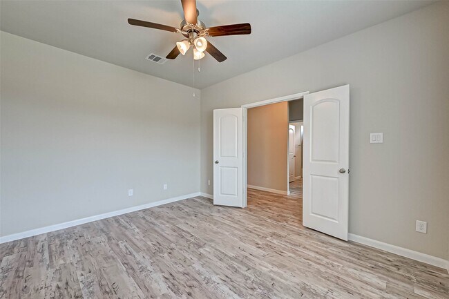 Building Photo - 14111 Lake Lodge Dr