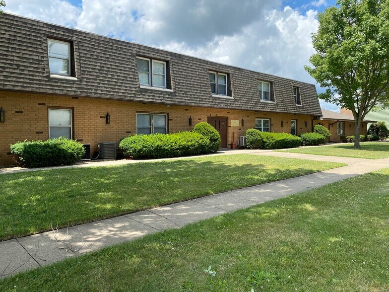 Primary Photo - 805 Illini Ave