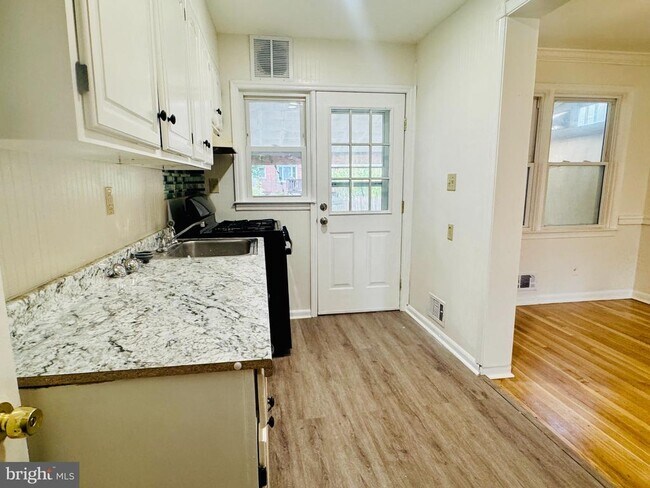 Building Photo - 2239 Southorn Rd