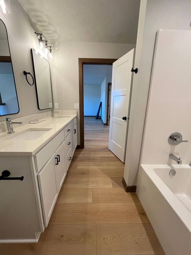 Building Photo - Newly Built 4 Bed/2.5 Bath Townhome in Aspen Ridge!