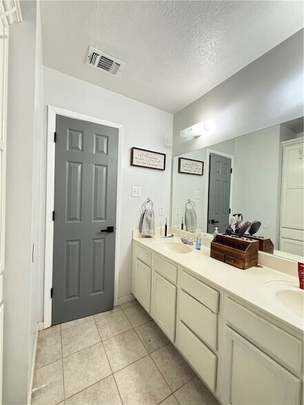 Building Photo - 1211 Webhollow Cir
