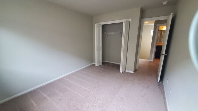 Building Photo - Beautiful Newer Puyallup Home You Will Not...