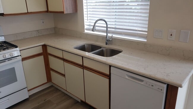 Building Photo - NICE 3 BED/2.5 BATH/2 CAR GARAGE/1590 SQ. ...