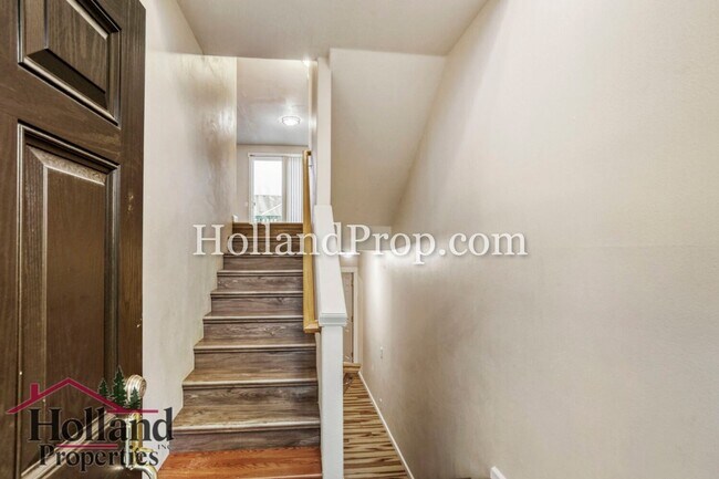 Building Photo - Beautifully Remodeled Beaverton Townhouse!