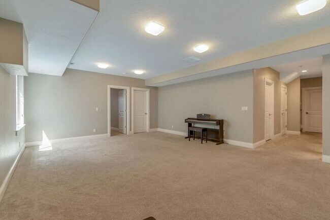 Building Photo - Upmarket Townhouse in Sought After Holladay City
