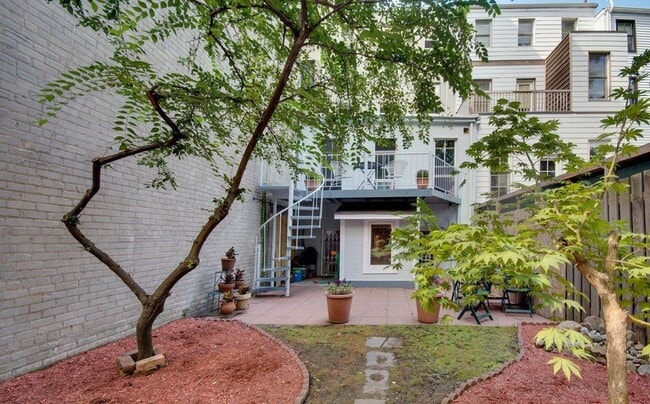 Building Photo - 299 Cumberland St