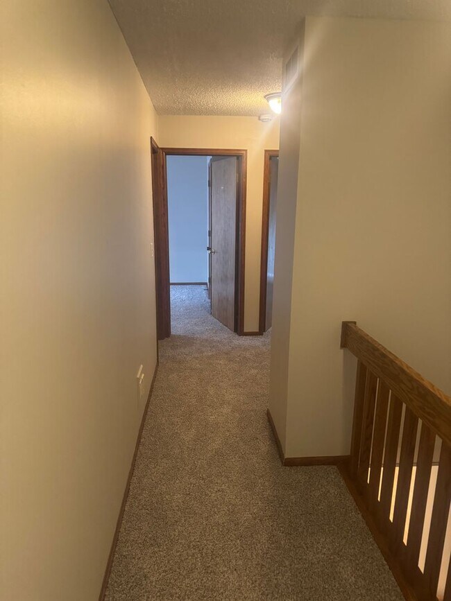 Building Photo - 5-Bedroom, 2-Bath Rental Home in Urbandale...