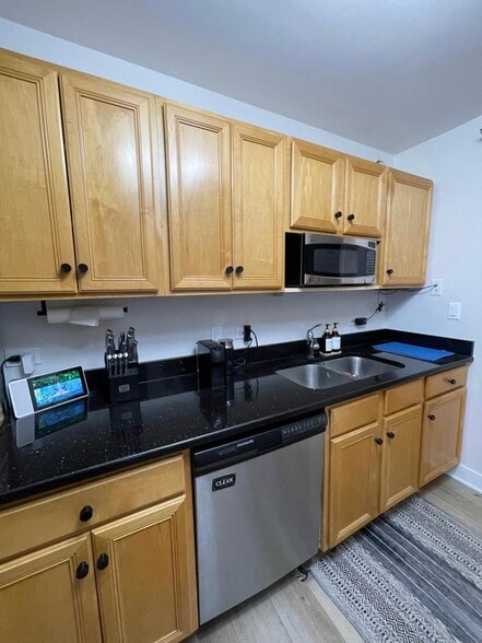 Building Photo - 70 W Huron St