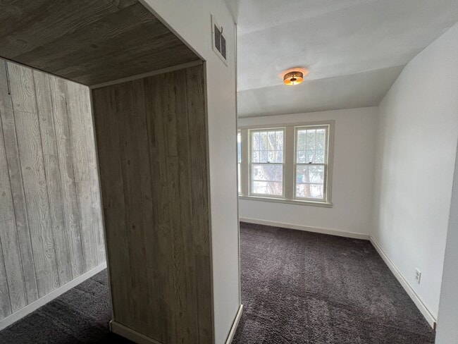 Building Photo - 406 S 6th Ave