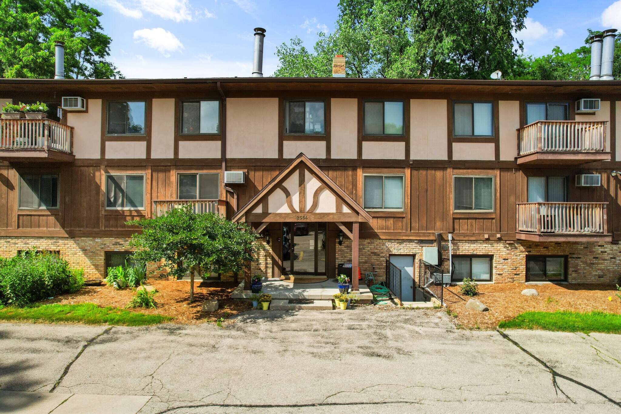 Building Photo - 2564 Branch St