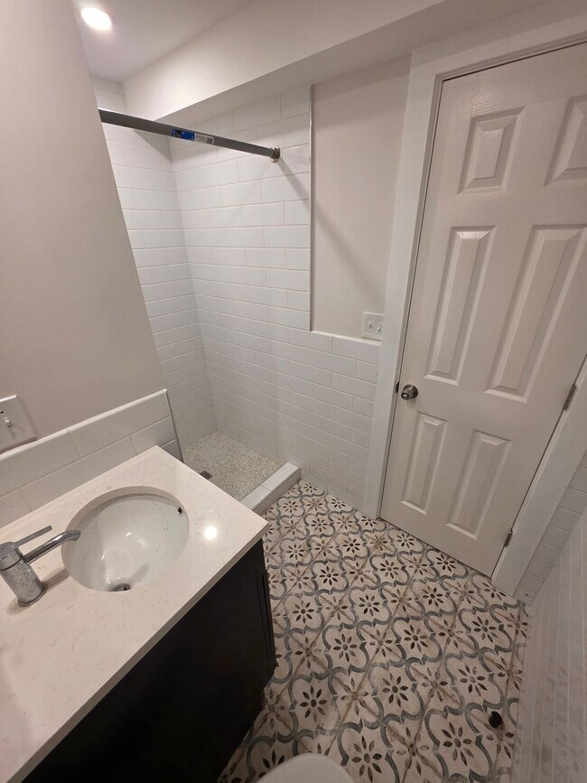Building Photo - Newly Renovated 3 Bedroom Apartment - Poug...
