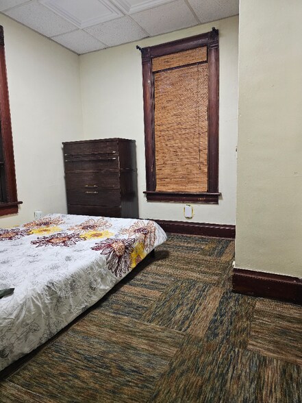 Building Photo - 810 W Ash St