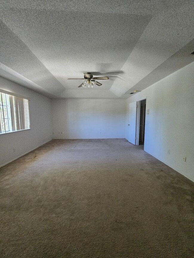 Building Photo - Large 4 Bedroom 2 & 1/2 Bath - 2 story Hom...