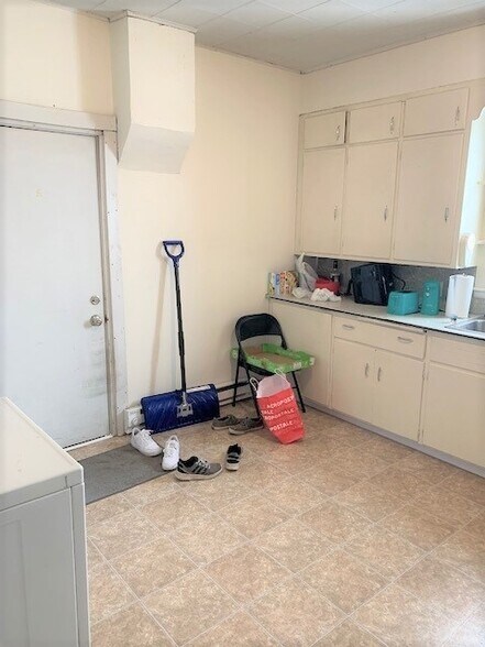 Building Photo - 729 Chippewa St