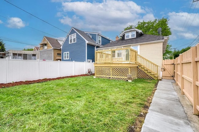 Building Photo - Portage Park 4 bed, 2.5 bath classic!