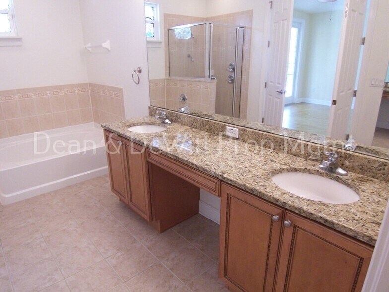 Building Photo - 3 Bed/3 Bath