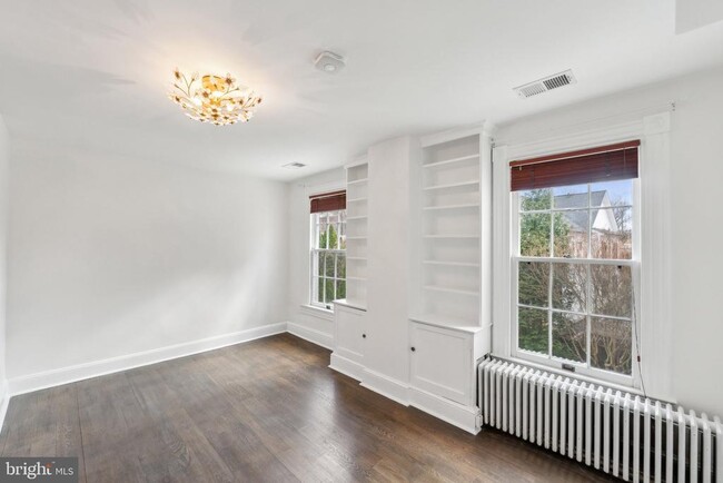 Building Photo - 5305 Saratoga Ave