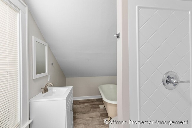 Building Photo - 4 Bed, 2 Bath Single Family Home