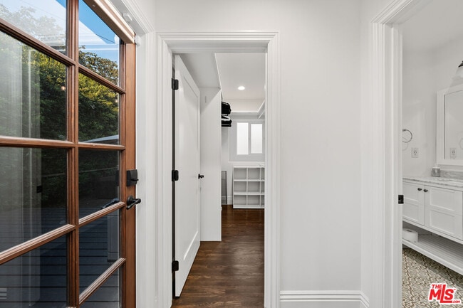 Building Photo - 2624 S Palm Grove Ave