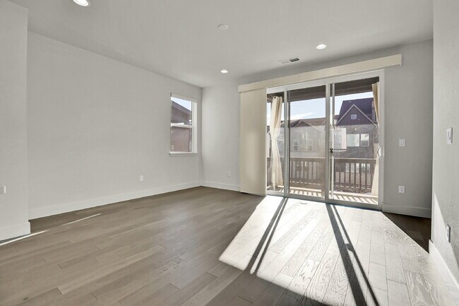 Building Photo - $2,500 - 2 Bed, 2 Full Bath Townhome In Broomfield with Central AC and In Unit Laundry!