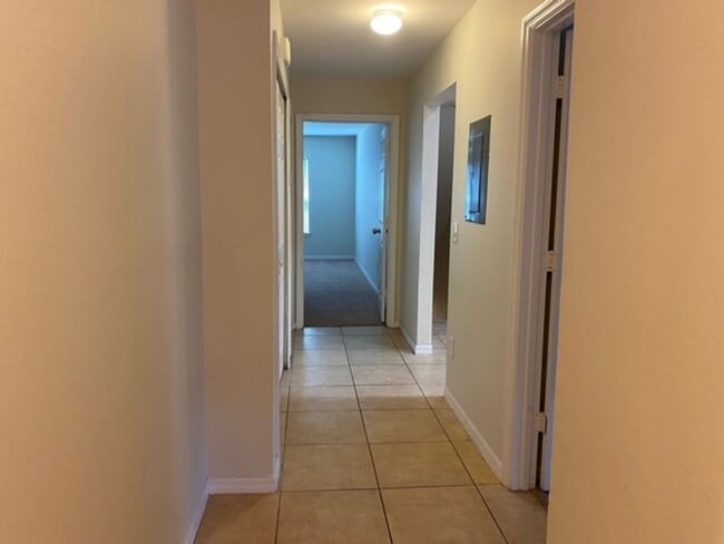Building Photo - Hamptons in Metrowest  3 bedroom 2 Bath wi...