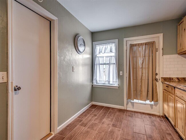 Building Photo - 211 W Dale St