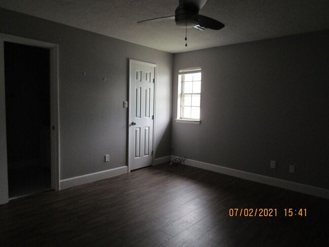 Building Photo - MACARTHUR AREA!! PETS NEGOTIABLE WITH OWNE...