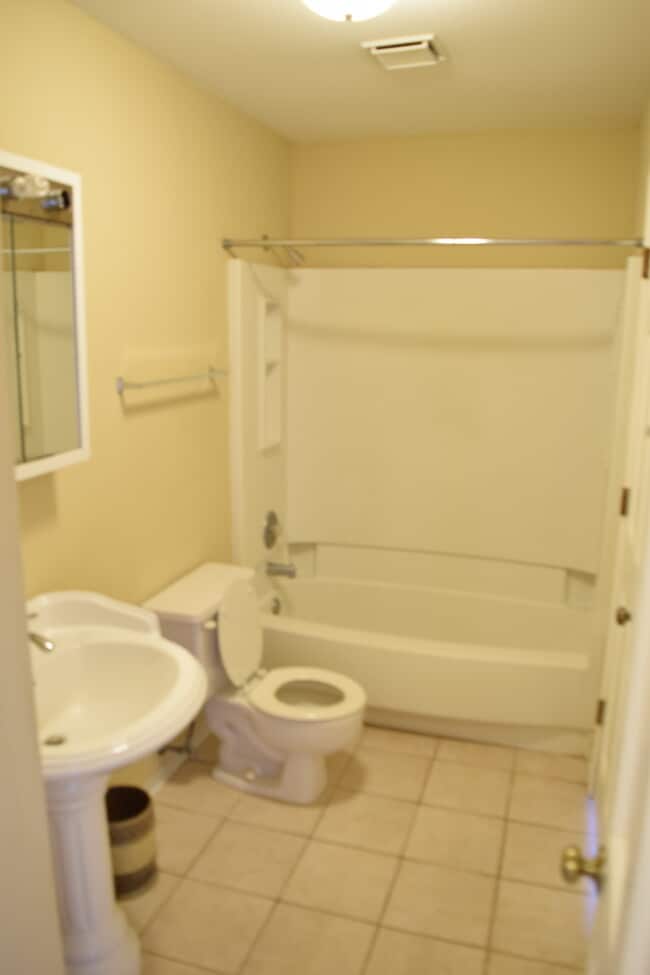 Building Photo - 1256 Robin Dr