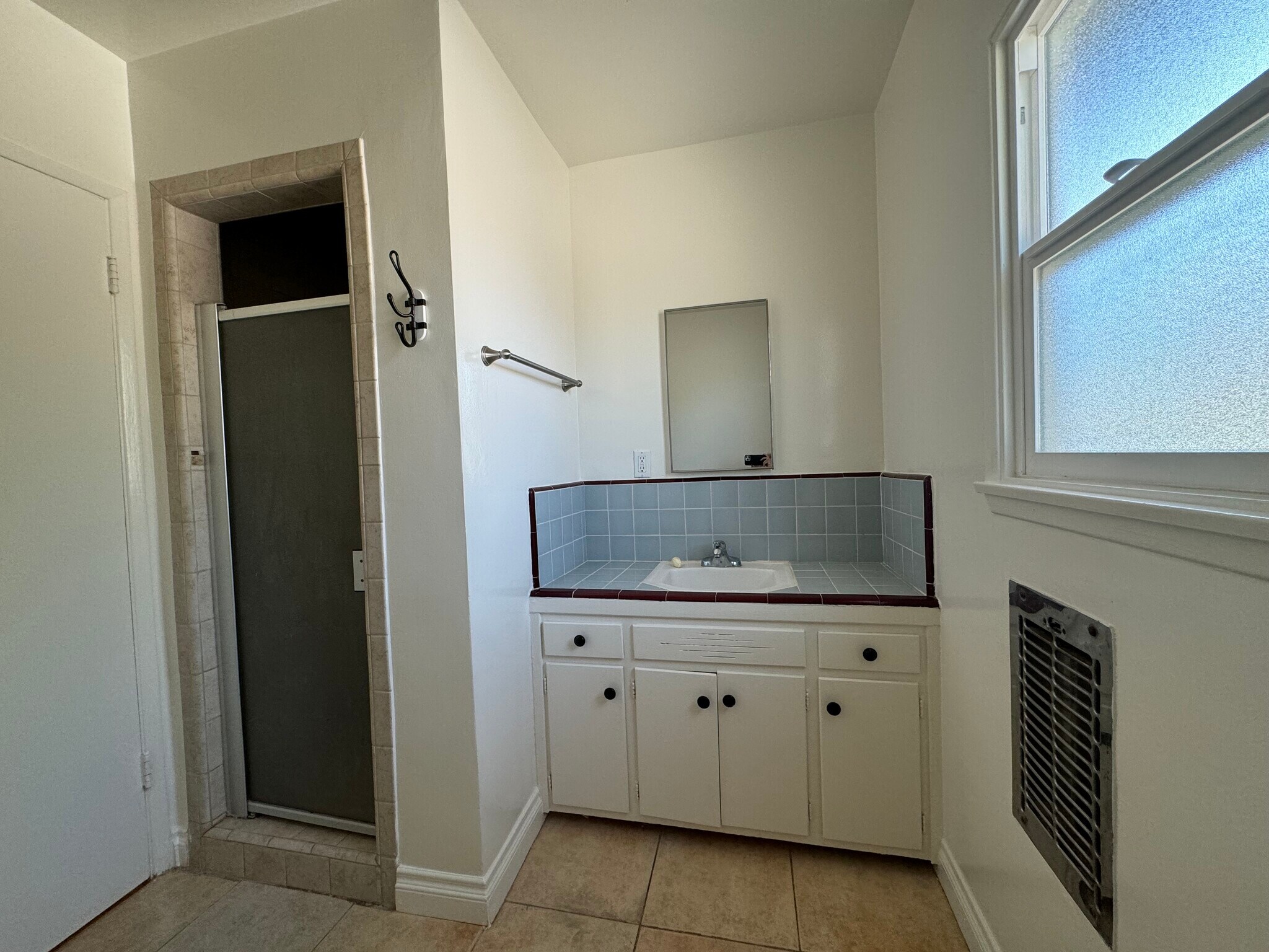 Stall shower - 11641 National Blvd