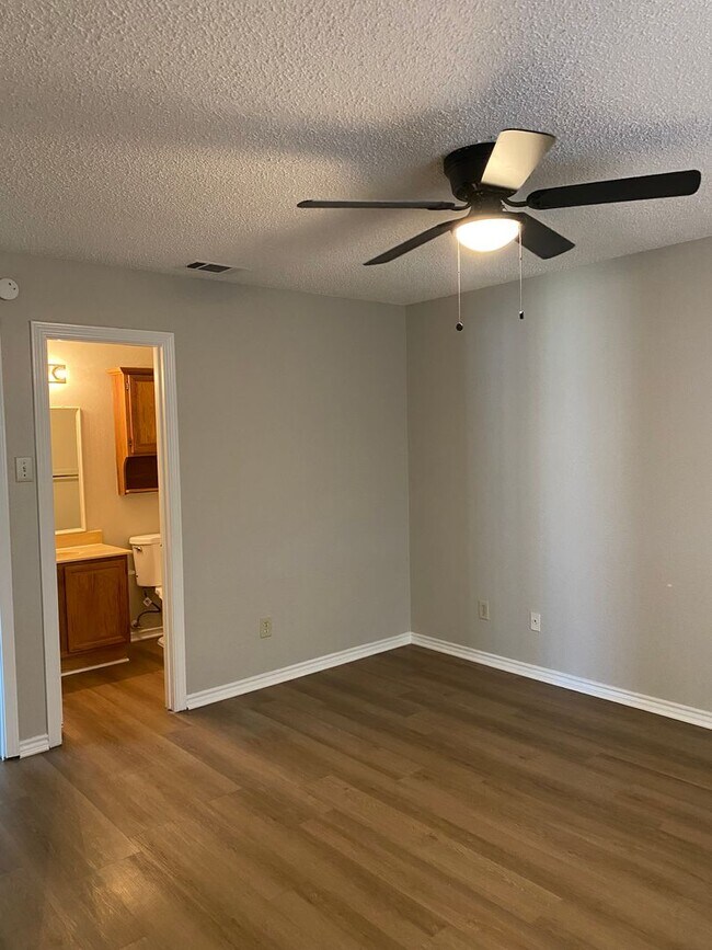 Building Photo - 1112 Valley View Dr